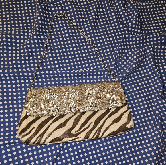 Size 11 in men's pumas like new worn only a few times 30$. Jewelry box like new. - Picture 4 of 15